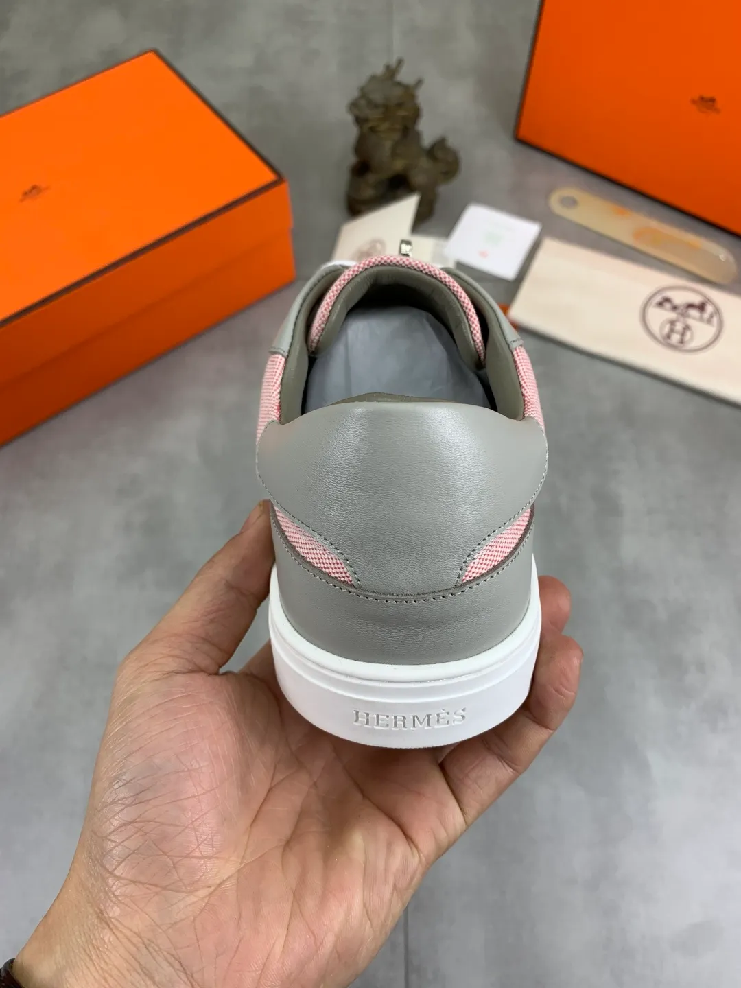 Men's men's shoes 💰P640 New Hermes top version Hermès classic couple style #𝐊𝐞𝐥𝐥𝐲 buckle casual white shoes skateboard shoes that will not conflict with shoes at all. Full of unknowns, Hermès rarely produces flat casual shoes and they are paired with classic palladium-plated Kelly shoe buckles! You'll fall in love with it at first sight. It's super versatile and can be worn with any skirt or pants. 🉑️Close your eyes and wear it. It's super noble. Fabric: Specific cowhide/canvas material. Lining: Sheepskin lining. Outsole: Original molded TPU outsole. Size: 35-45.